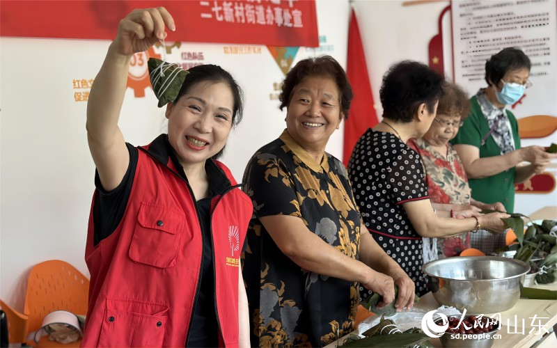 6月21日，濟(jì)南市市中區(qū)二七新村街道建南社區(qū)舉行“鄰里家和美，端午祝安康”活動(dòng)。社區(qū)居民聚在一起包粽子、迎端午。人民網(wǎng) 喬姝攝