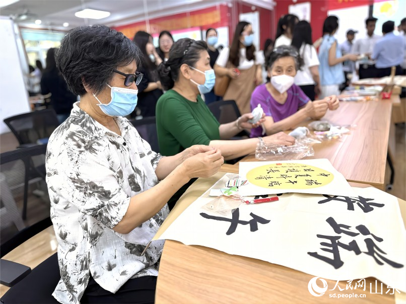 6月20日，濟(jì)南市市中區(qū)舜耕街道舜雅社區(qū)聯(lián)合濟(jì)南職業(yè)學(xué)院開(kāi)展“中華優(yōu)秀傳統(tǒng)文化體驗(yàn)進(jìn)社區(qū)”活動(dòng)，社區(qū)居民和同學(xué)們一起編織五彩繩，迎接端午，祈福納吉，驅(qū)災(zāi)避邪。人民網(wǎng) 喬姝攝