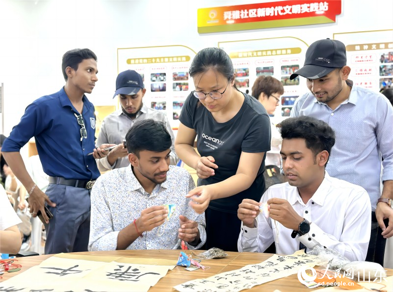 端午佩香囊，有辟邪驅(qū)瘟之意，且有襟頭點(diǎn)綴之用。6月20日，濟(jì)南市市中區(qū)舜耕街道舜雅社區(qū)聯(lián)合濟(jì)南職業(yè)學(xué)院開(kāi)展“中華優(yōu)秀傳統(tǒng)文化體驗(yàn)進(jìn)社區(qū)”活動(dòng)。來(lái)自孟加拉國(guó)的留學(xué)生走進(jìn)社區(qū)，學(xué)習(xí)香囊的制作方法，體驗(yàn)中華優(yōu)秀傳統(tǒng)文化的魅力。人民網(wǎng) 喬姝攝