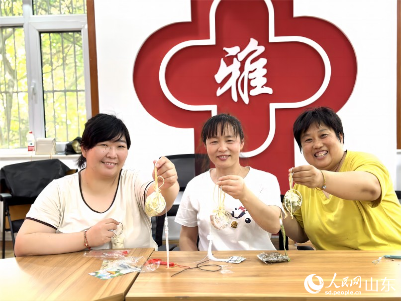 6月20日，濟南市市中區(qū)舜耕街道舜雅社區(qū)新時代文明實踐站開展“中華優(yōu)秀傳統文化體驗進社區(qū)”活動，社區(qū)居民們一起縫制香囊，迎接端午，祈福納吉，驅災避邪。人民網 喬姝攝