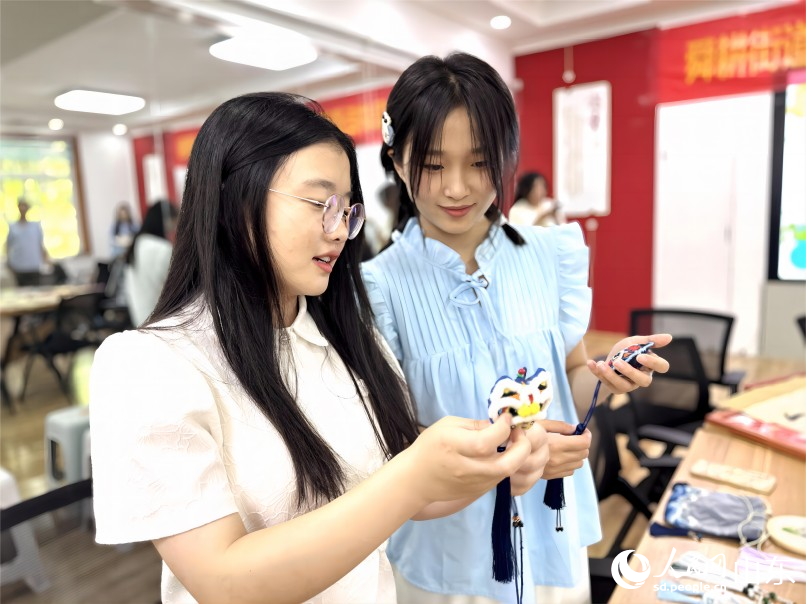 端午佩香囊，有辟邪驅(qū)瘟之意，且有襟頭點(diǎn)綴之用。6月20日，濟(jì)南市市中區(qū)舜耕街道舜雅社區(qū)聯(lián)合濟(jì)南職業(yè)學(xué)院開展“中華優(yōu)秀傳統(tǒng)文化體驗(yàn)進(jìn)社區(qū)”活動(dòng)。同學(xué)們走進(jìn)社區(qū)，學(xué)習(xí)香囊的制作方法，與社區(qū)居民共同體驗(yàn)中華優(yōu)秀傳統(tǒng)文化的魅力。人民網(wǎng) 喬姝攝