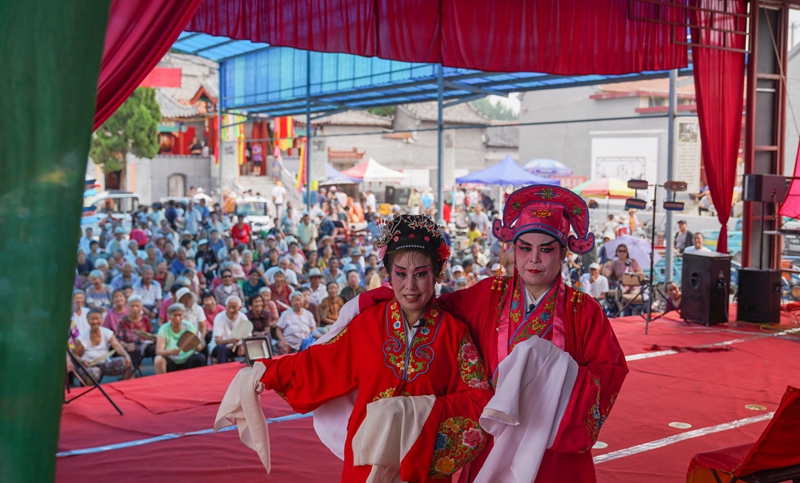 7月23日，山東省鄒平市臨池鎮(zhèn)紅廟村廟會(huì)上，地方戲劇團(tuán)在為村民演出五音戲。董乃德攝