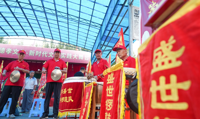 7月23日，山東省鄒平市臨池鎮(zhèn)紅廟村廟會(huì)上，地方鑼鼓隊(duì)表演《喜慶鑼鼓》。董乃德攝