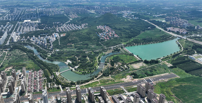山東省鄒平市黃山街道黛溪河蜿蜒穿越田野壯美景象。