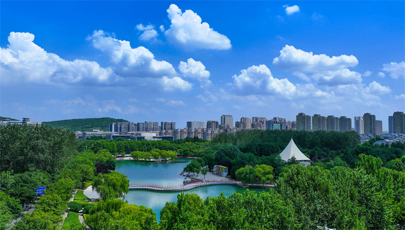 山東省鄒平市城區(qū)公園連心湖景象。