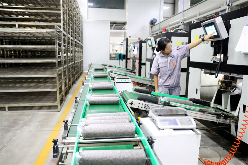 8月13日，在山東萊西市一家菌菇培育加工企業(yè)的菌棒生產(chǎn)線上，工作人員在對(duì)設(shè)備的參數(shù)進(jìn)行檢查。張進(jìn)剛攝