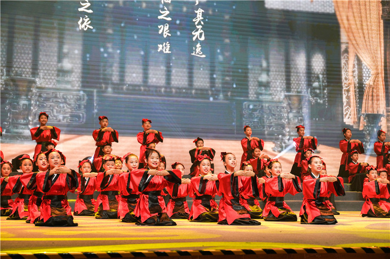 8月11日，鄒平市韓店鎮(zhèn)小學(xué)生在詩會(huì)上誦讀《尚書·無逸》。董乃德攝