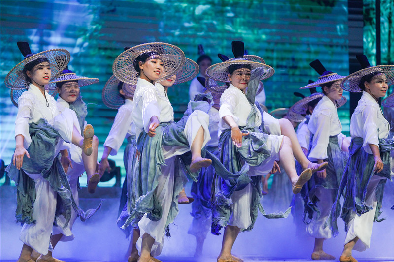 8月11日，鄒平市中國(guó)伏生詩(shī)會(huì)，表演者以歌舞音畫展示詩(shī)歌。董乃德攝