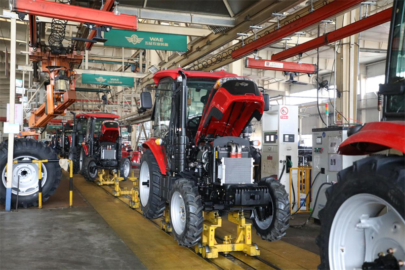 山東五征集團(tuán)有限公司工人在車間組裝生產(chǎn)大型農(nóng)機(jī)設(shè)備，現(xiàn)場(chǎng)一片繁忙。王濤攝