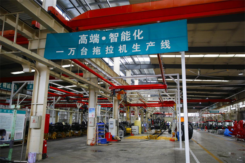 山東五征集團(tuán)有限公司工人在車間組裝生產(chǎn)大型農(nóng)機(jī)設(shè)備，現(xiàn)場(chǎng)一片繁忙。王濤攝