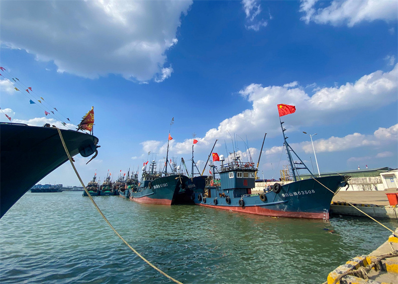 在日照黃海中心漁港內(nèi),漁船靜待開海。薄林攝