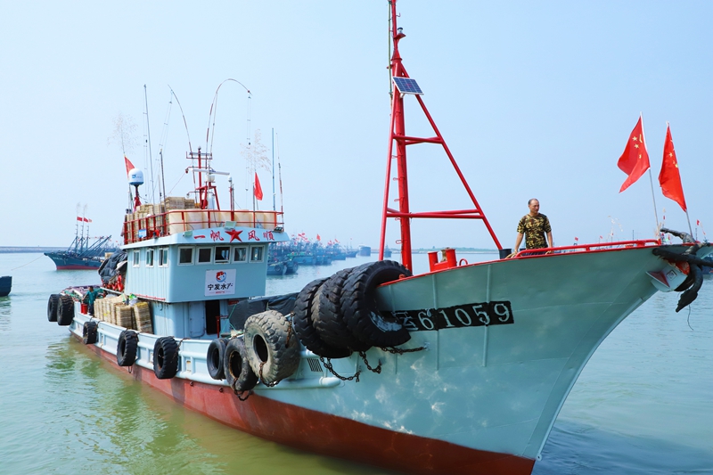 在日照黃海中心漁港，漁船整裝待發(fā)。宋年升攝