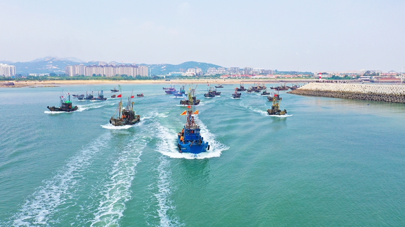 在日照海山海天一級(jí)漁港，漁船爭(zhēng)“鮮”出海。丁敏航 攝