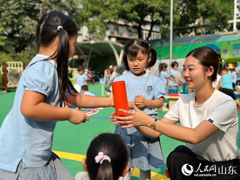 師生一起進行“戶外搭建”活動。人民網(wǎng) 喬姝攝