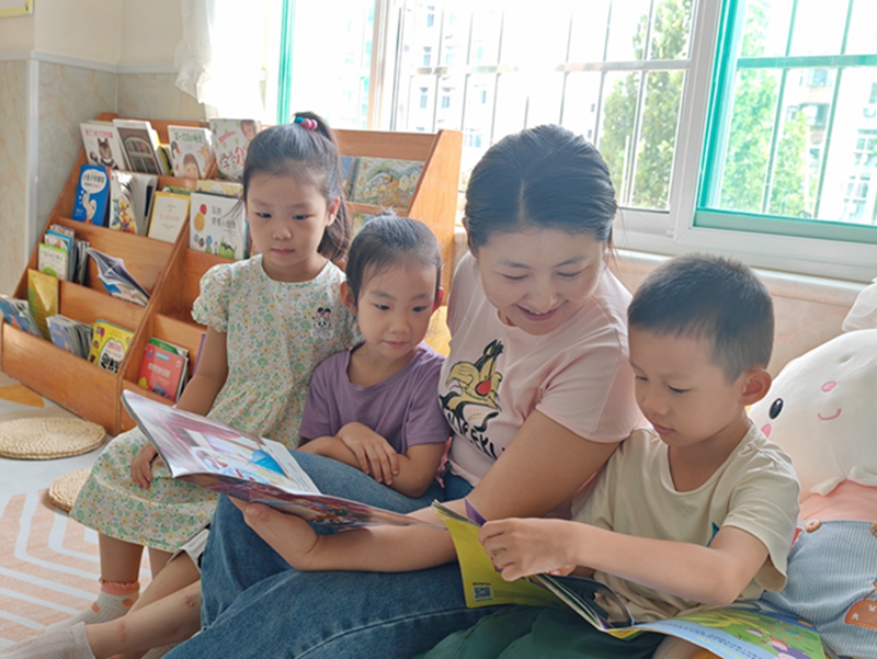 給孩子們講述繪本故事。張宗浩攝