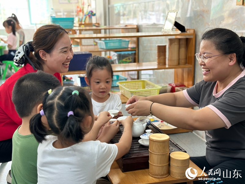 茶藝課上，老師和孩子們盡享茶藝時光。人民網(wǎng) 喬姝攝