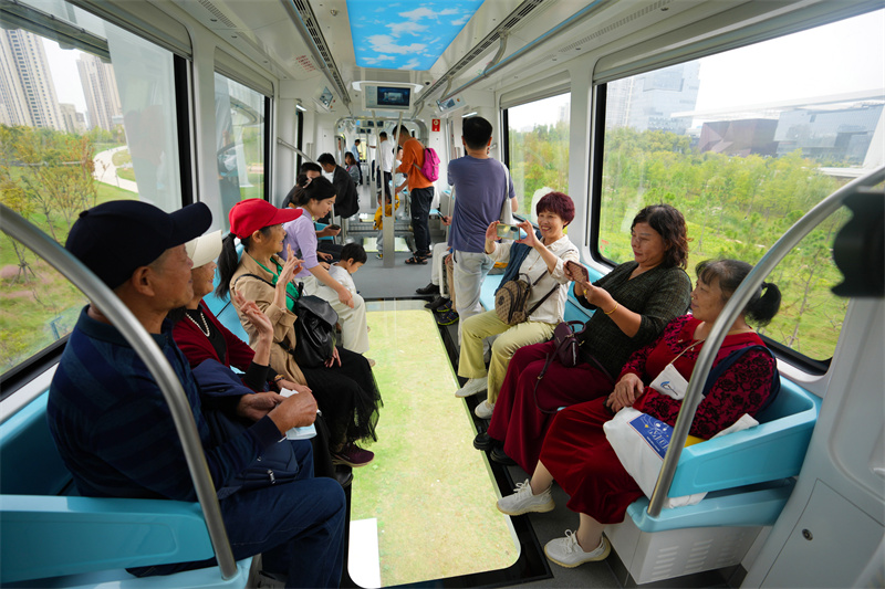 9月26日，乘客在體驗(yàn)我國首列商用空軌列車。張進(jìn)剛攝