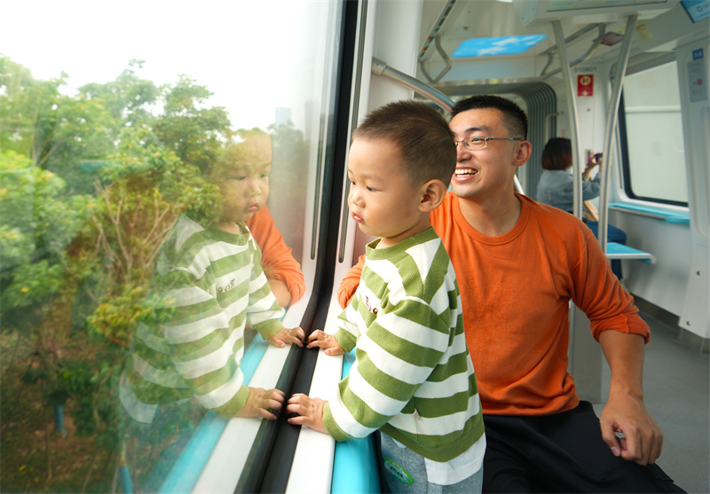 9月26日，乘客在體驗(yàn)我國首列商用空軌列車。姜超攝