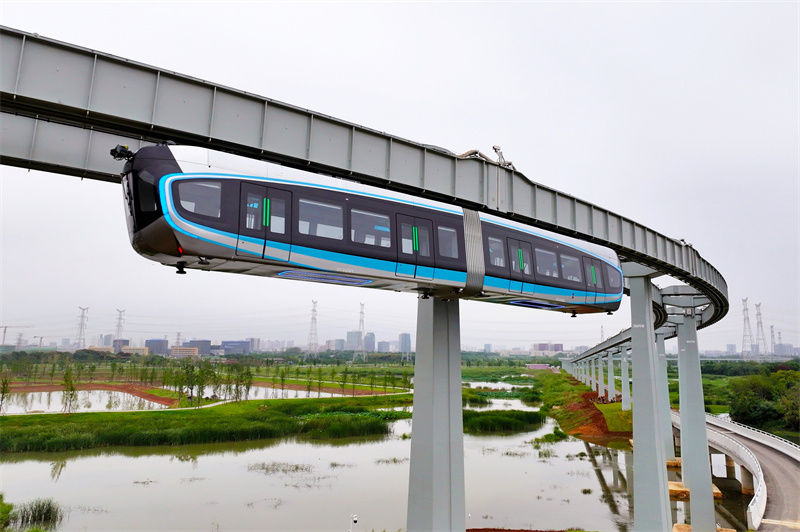 9月26日，我國首列商用空軌列車投入運(yùn)營。姜超攝