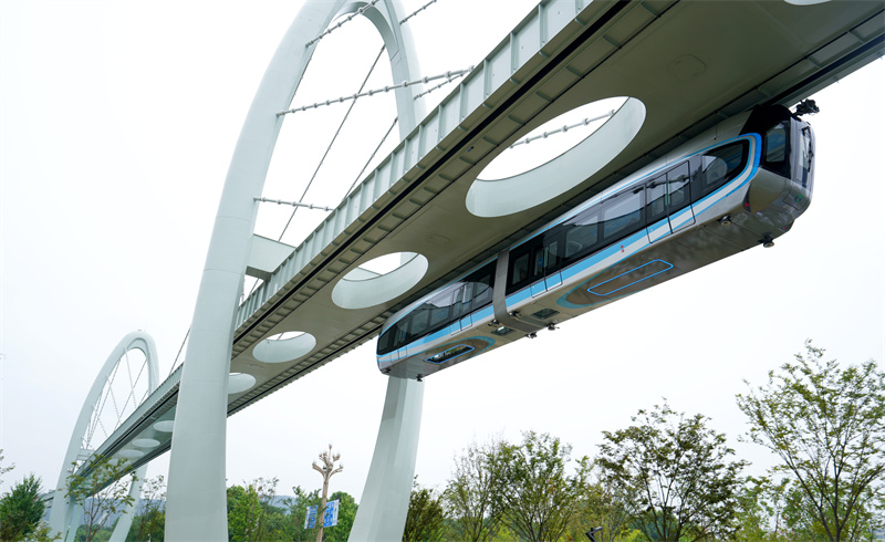 9月26日，我國首列商用空軌列車投入運營。姜超攝