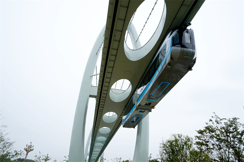 9月26日，我國首列商用空軌列車投入運營。姜超攝