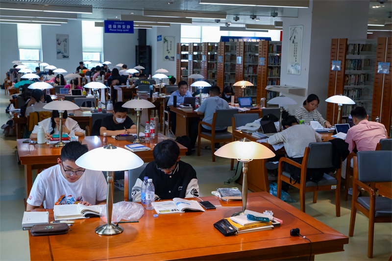 在山東省日照市圖書館內(nèi)，讀者正在雅致的環(huán)境中讀書、學(xué)習(xí)。張明慷攝