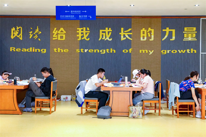 在山東省日照市圖書館內(nèi)，讀者正在雅致的環(huán)境中讀書、學(xué)習(xí)。張明慷攝