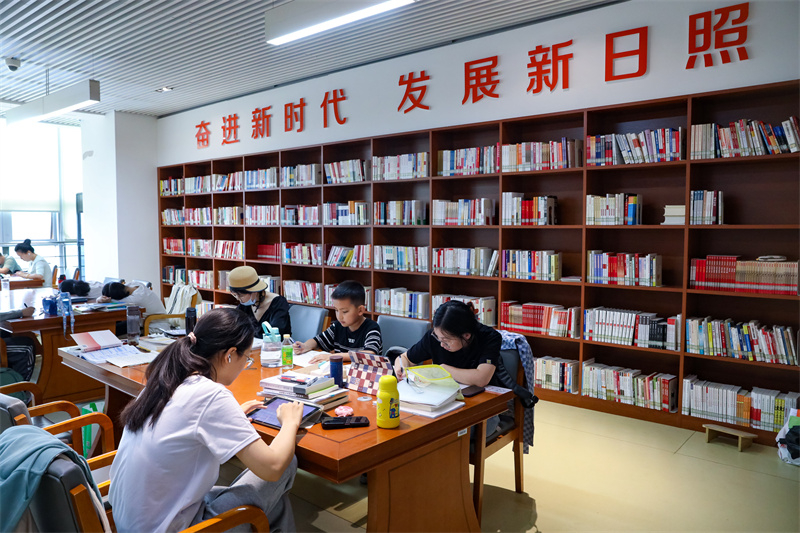 在山東省日照市圖書館內(nèi)，讀者正在雅致的環(huán)境中讀書、學(xué)習(xí)。張明慷攝