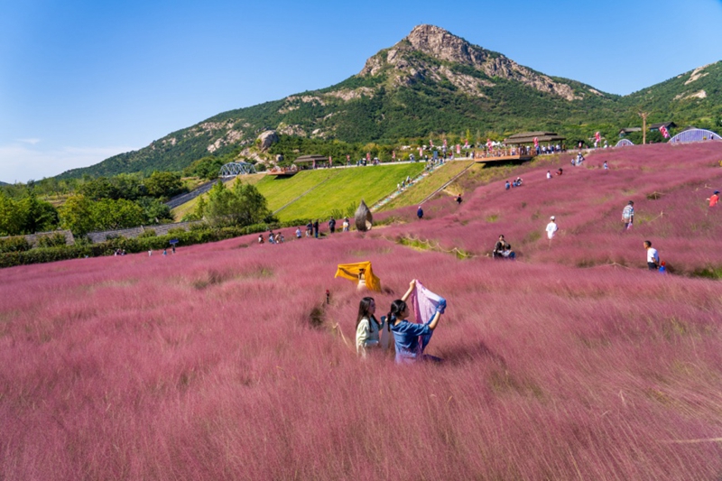 在山東日照石老山，游客在拍照打卡。武愛民攝