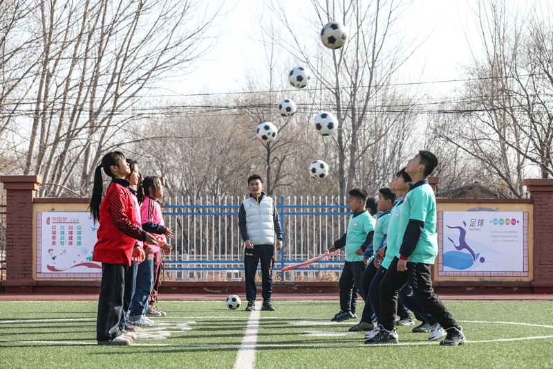 12月5日，學生們在鐵營鎮(zhèn)閆集小學足球場進行頭球訓練。