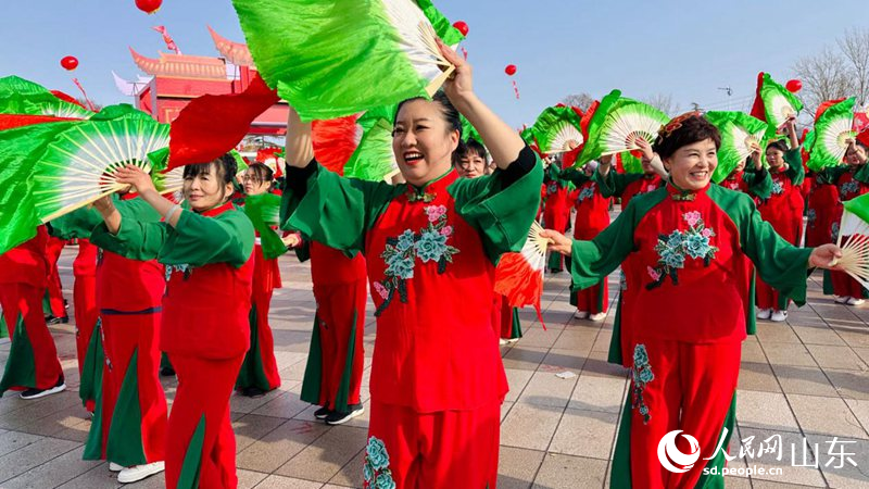 2024春節(jié)山東鄉(xiāng)村文化旅游節(jié)淄博主會(huì)場(chǎng)千人秧歌表演。 人民網(wǎng) 喬姝攝