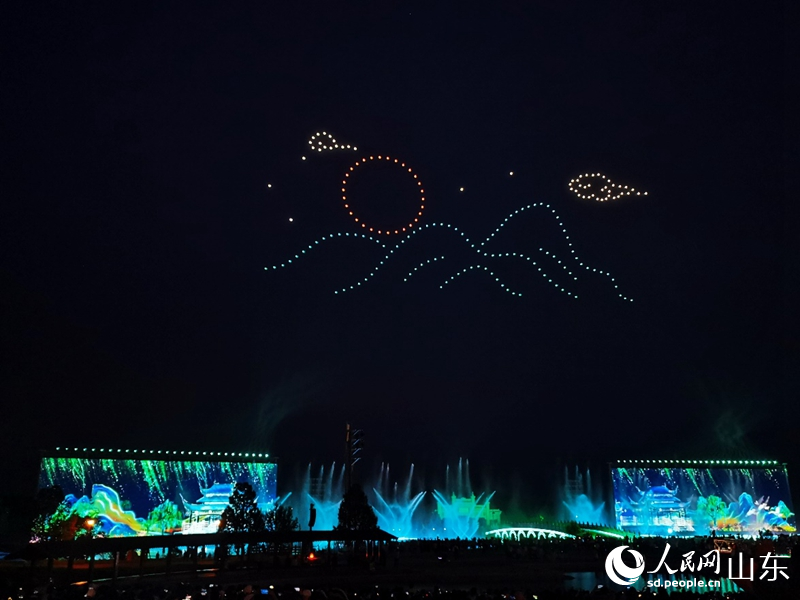 《尼山皓月》燈火秀無人機(jī)排列組合。人民網(wǎng) 喬姝攝