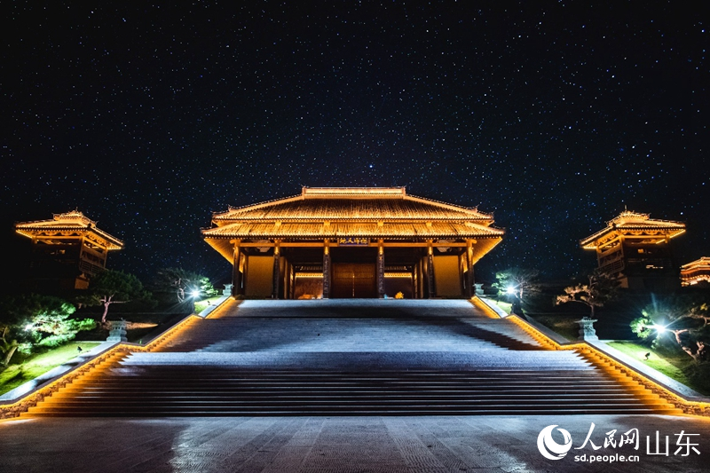 尼山圣境大學(xué)堂夜景。人民網(wǎng)記者 王天樂(lè)攝