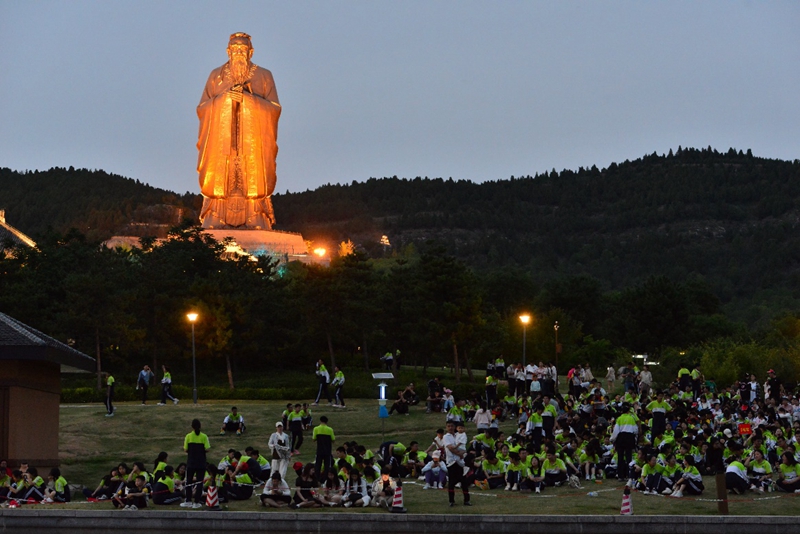 尼山圣境孔子像下的研學(xué)團隊。于鎮(zhèn)澤攝