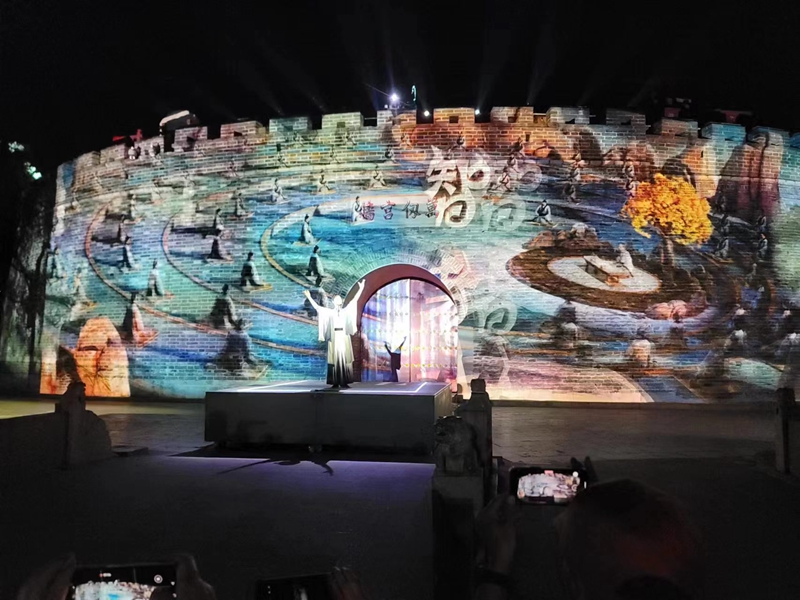 萬仞宮墻光影秀。陳曙光攝