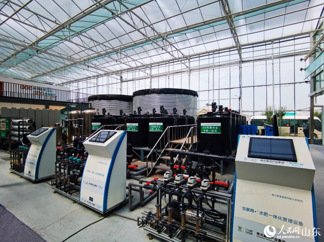 “互聯(lián)網(wǎng)+”水肥一體化管理設(shè)備。人民網(wǎng)記者 栗翹楚攝