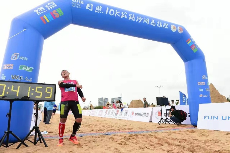2016年的日照10k公路沙灘馬拉松現(xiàn)場(chǎng)。孟祥鵬供圖
