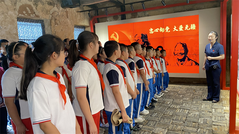 小學(xué)生在馬石山烈士陵園開展愛國主義教育主題活動