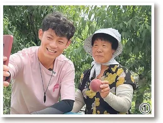 許多（左）在金冢子鎮(zhèn)的桃園里進(jìn)行助農(nóng)宣傳拍攝活動(dòng)，推廣安丘水蜜桃。許 湫攝