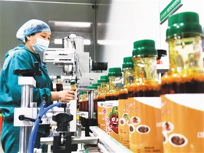 樂(lè)陵市龍盛食品股份有限公司員工在生產(chǎn)線(xiàn)上忙碌。