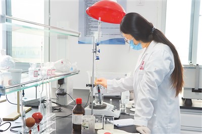 　工作人員在樂(lè)陵市調(diào)味品產(chǎn)業(yè)共建共享實(shí)驗(yàn)室檢測(cè)樣品。本報(bào)記者 康 樸攝