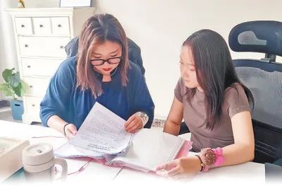 張文宇（左）和同事分析客戶特點(diǎn)。梁之磊攝