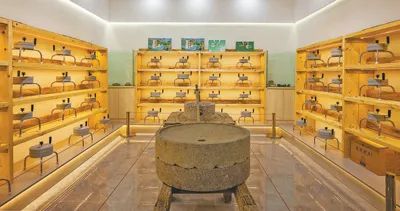 圖為趙氏石磨博物館展廳展示的傳統(tǒng)石磨和石磨文創(chuàng)產品。受訪者供圖
