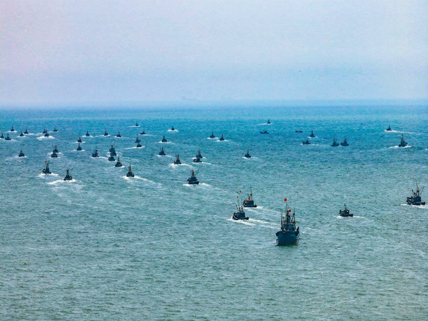 上百艘漁船駛向無邊海域，船上桅桿紅旗飄揚(yáng)、船下萬里碧波蕩漾。丁敏航攝