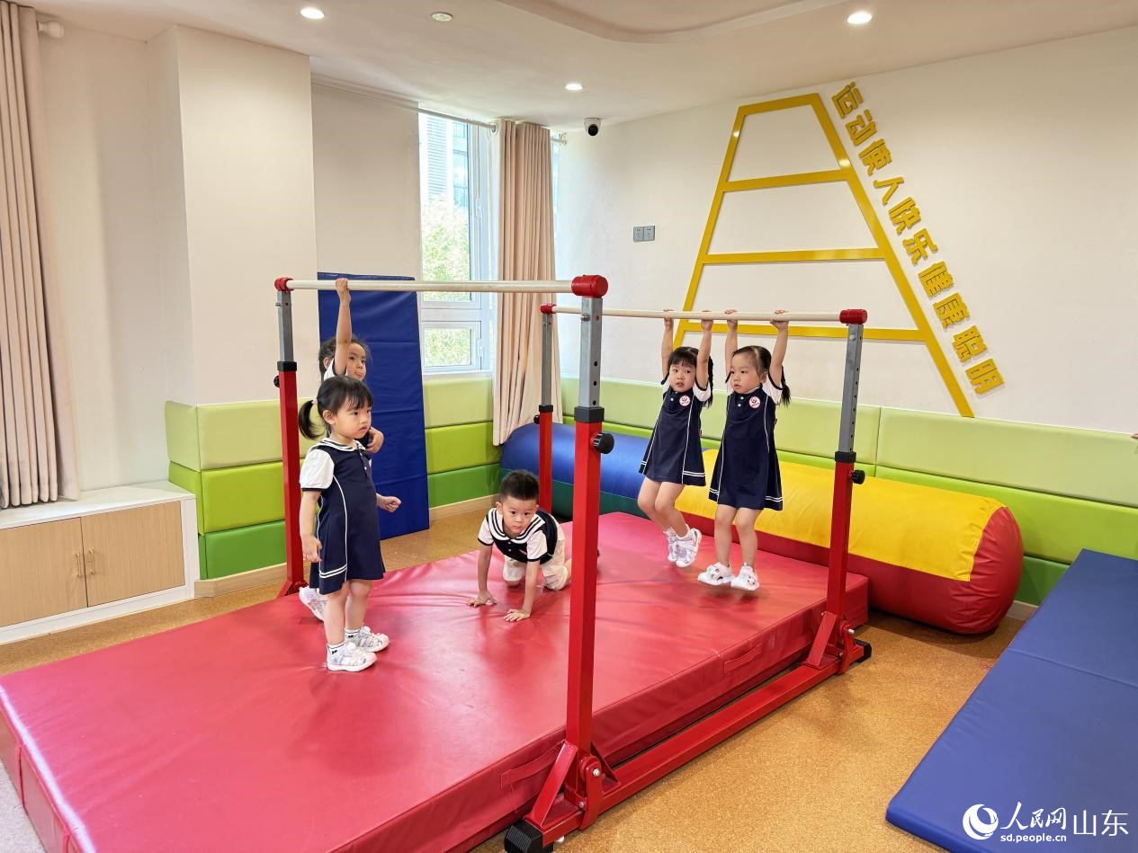 小朋友們正在感統(tǒng)教室玩耍。人民網(wǎng) 鄭昕橋攝。
