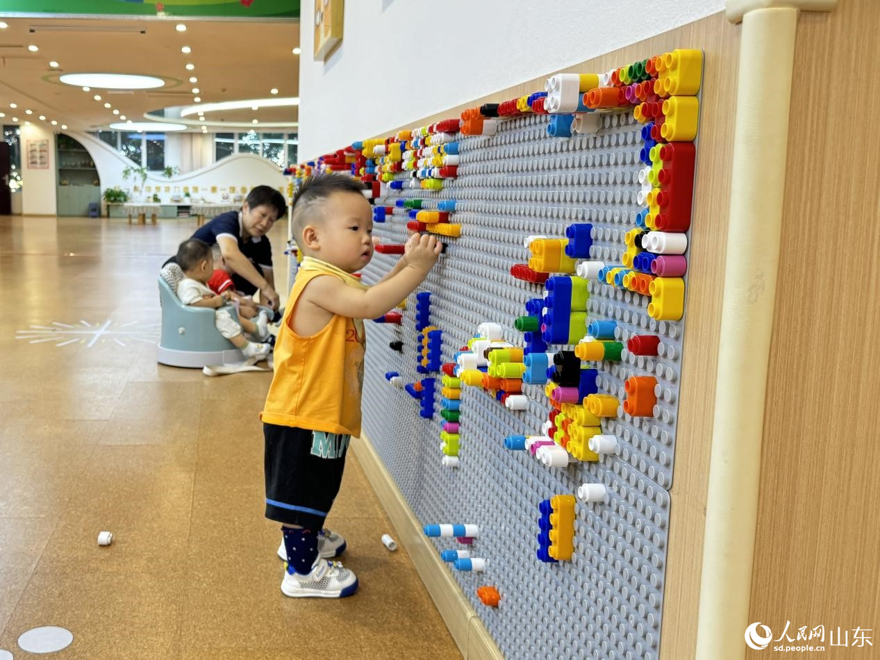 小朋友正在玩耍中增強(qiáng)手部精細(xì)運(yùn)動(dòng)能力。人民網(wǎng) 鄭昕橋攝。