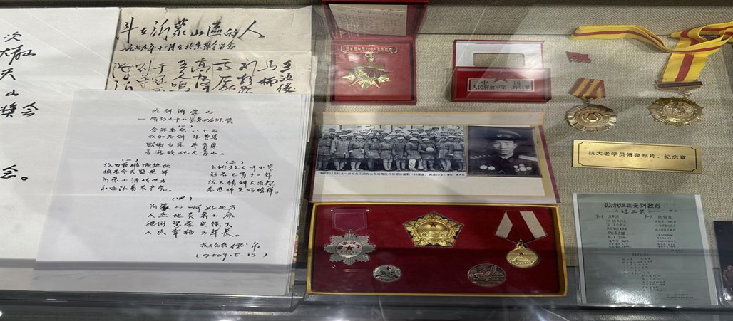 傅泉所獲勛章原件和手稿。王朔 攝