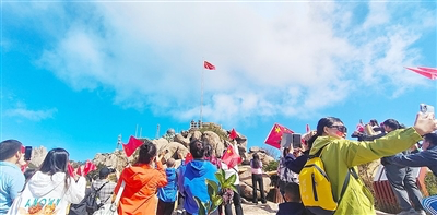 游客在嶗山風(fēng)景區(qū)打卡。