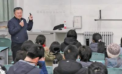 中國工程院院士包振民在給學生上課。