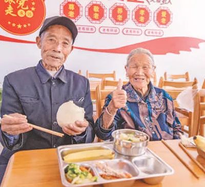 日照市五蓮縣許家莊幸福院食堂里，老人們?cè)谟貌汀Ｎ迳徔h委宣傳部供圖